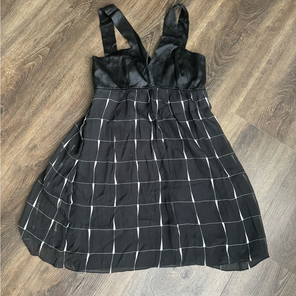 Beautiful 100% silk lined summer dress.